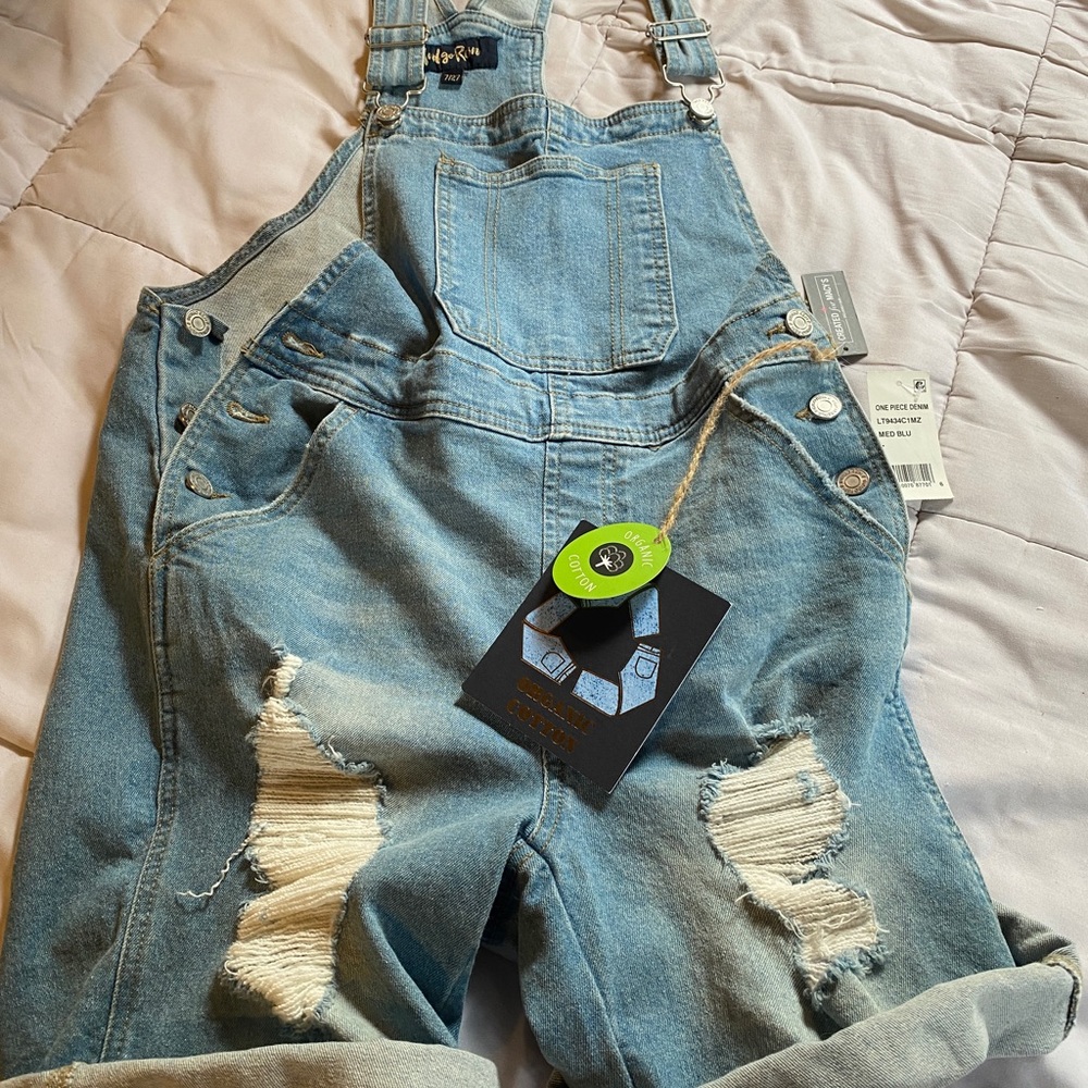 Overall shorts distressed denim.
